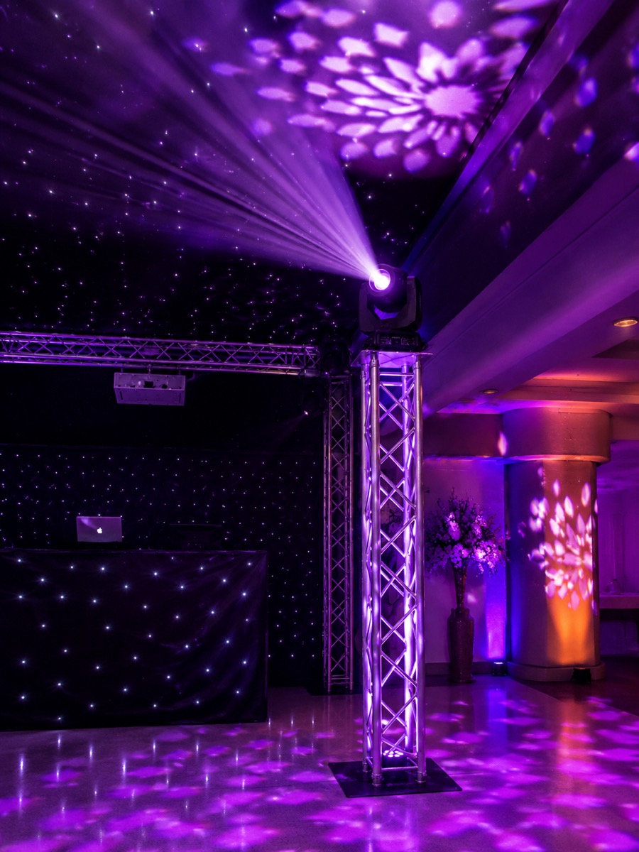 Jeux de lumière violets lors d'une soirée de mariage