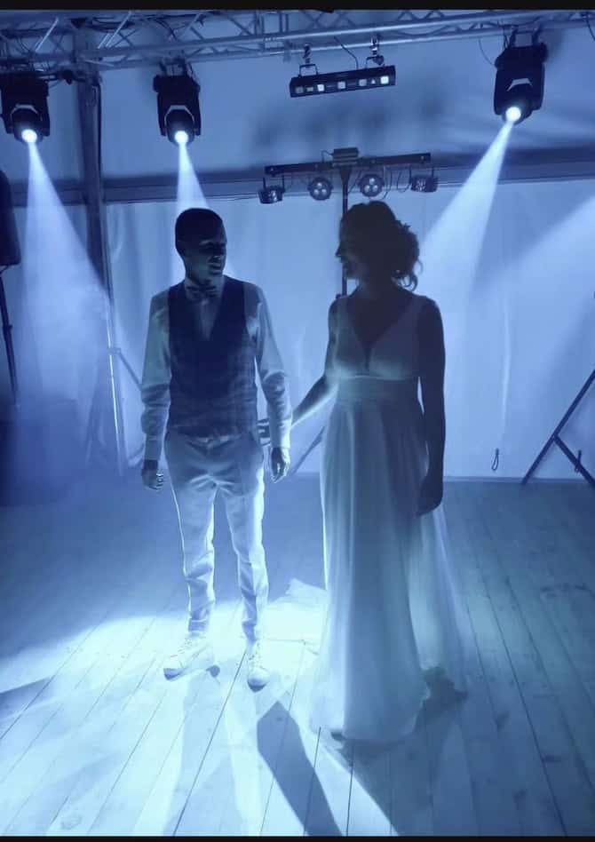 Première danse des mariés dans la fumée, mariage à Bruxelles