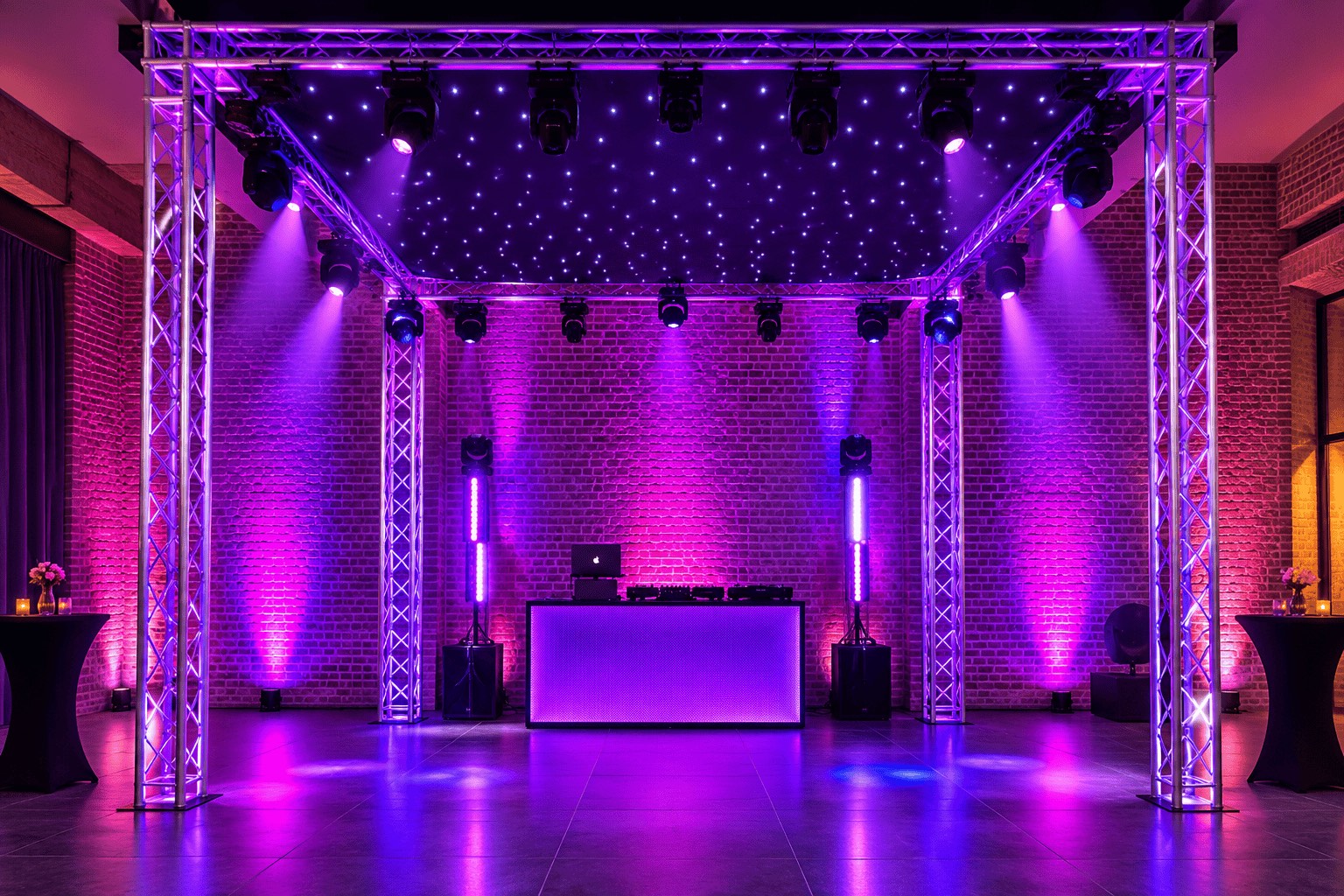 Première danse des mariés dans la fumée lourde, éclairage scénique Prosonix Weddings