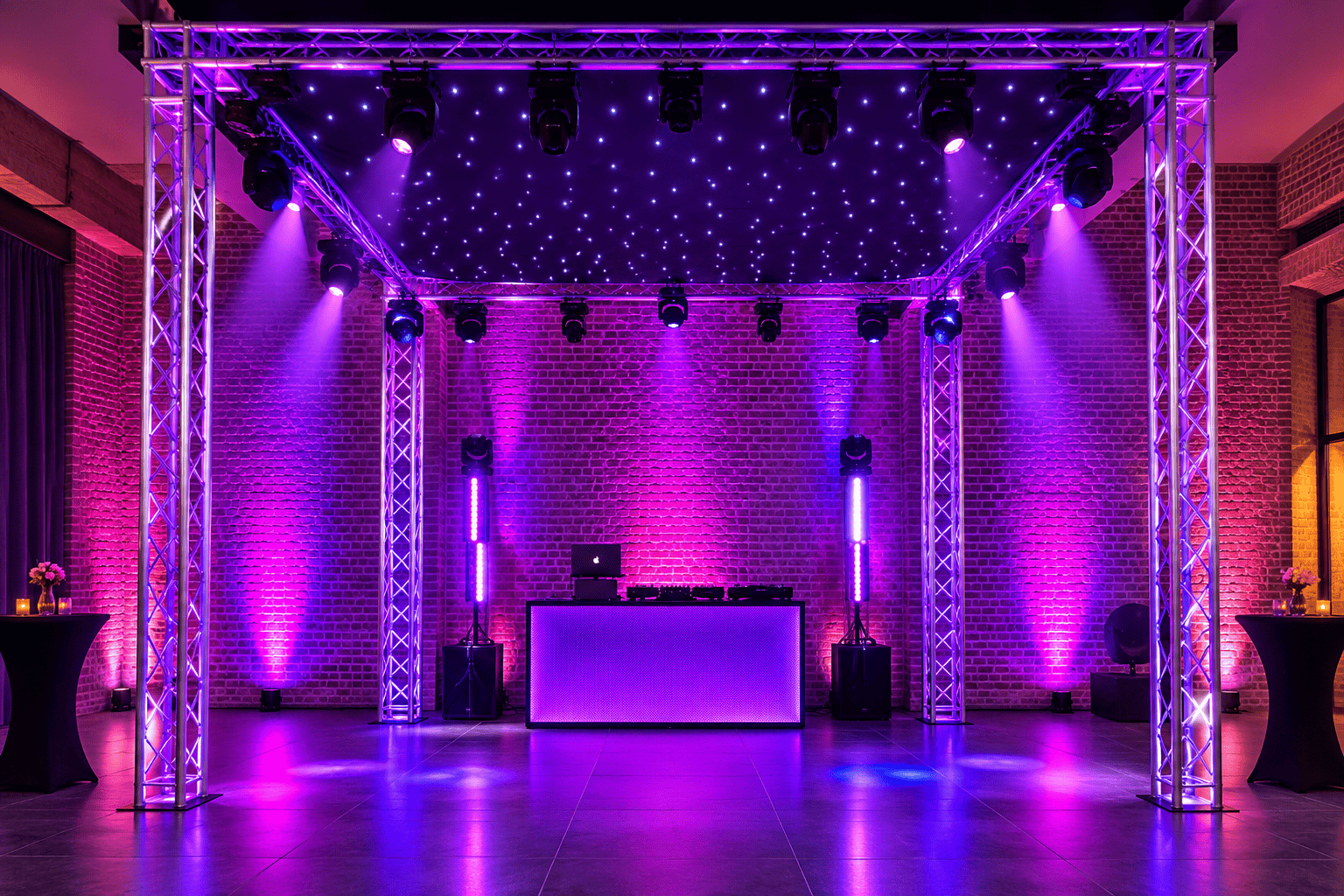 Ambiance de soirée de mariage avec plafond étoilé et éclairage scénique